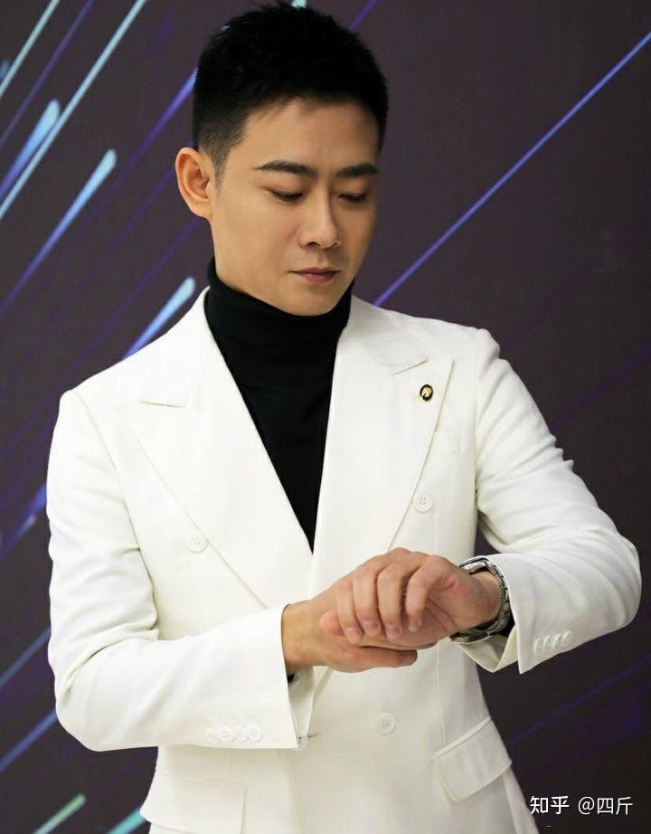 栾云平晒合影全员打上马赛克高情商指点众师弟人人平等
