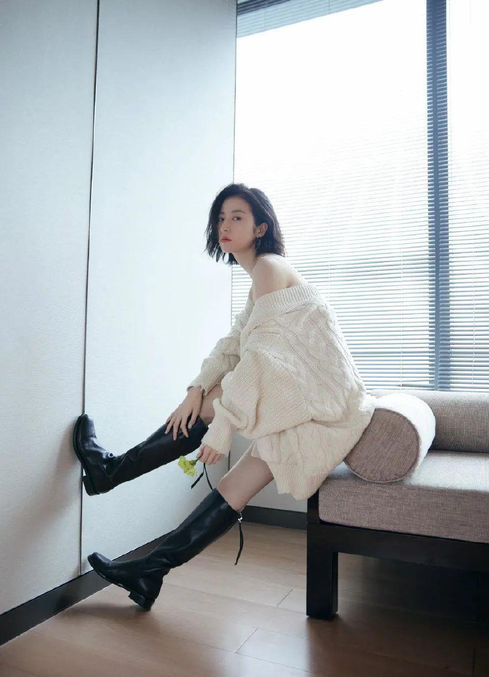 周雨彤身穿淡黄色吊带短裙搭配针织开衫纯欲风满满造型尽显高级范