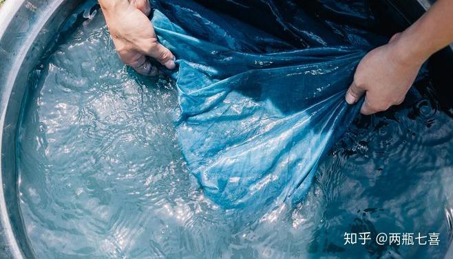 取布料放入染缸中进行侵泡漂染进行发酵,提炼出"靛青"之色多用蓼蓝/木