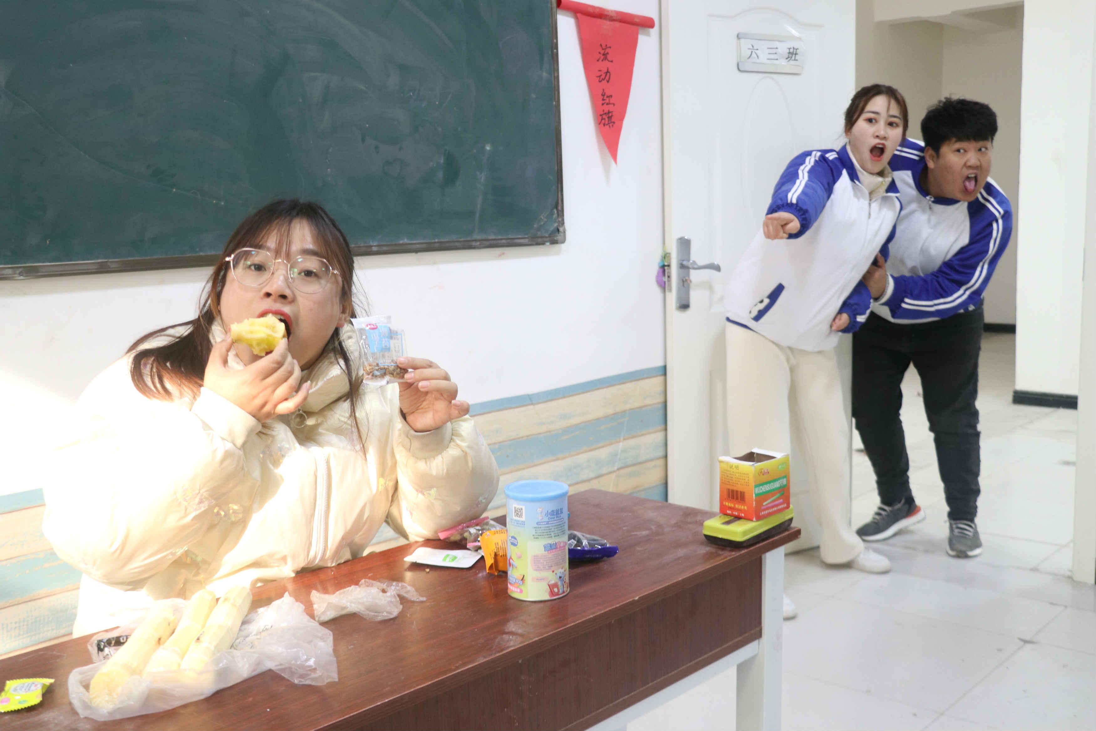 锁厕所2:王小九终于发现马三胖被锁在厕所,带老师回来解救!