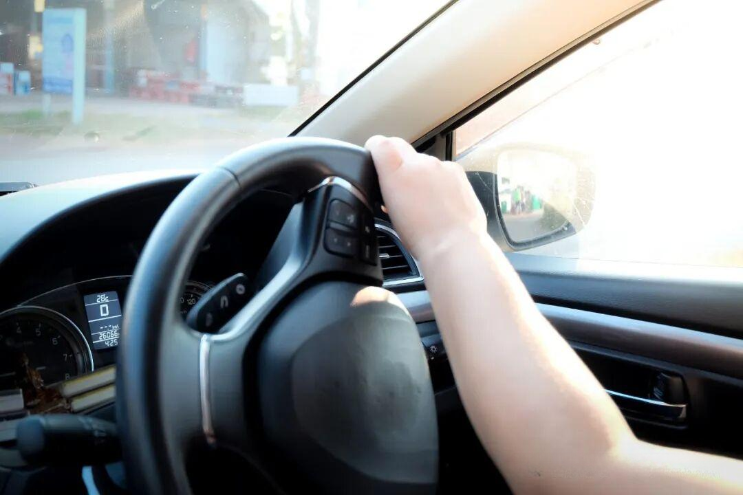 原地打死方向,到底伤不伤车?