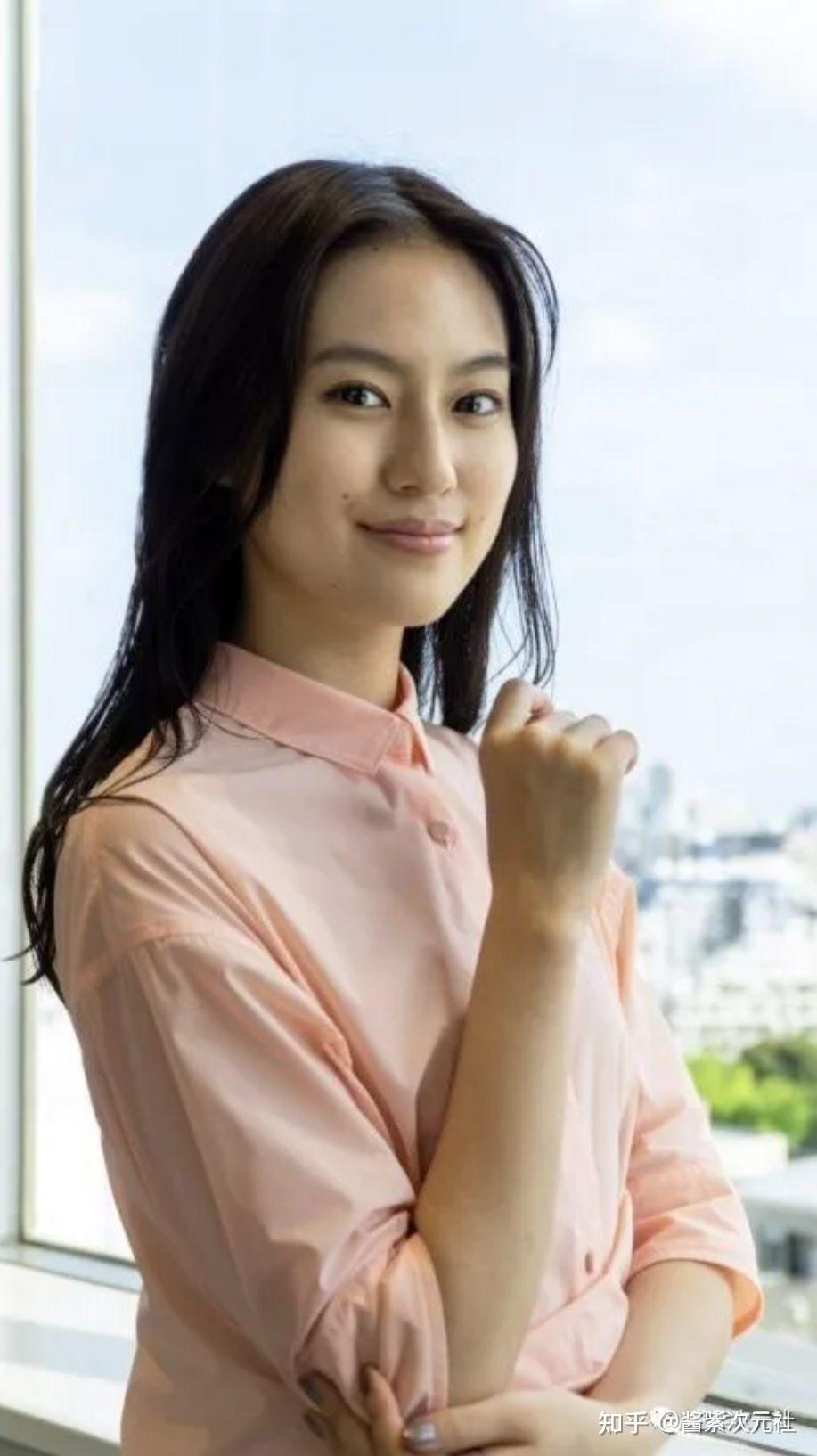 恒松佑里新推出写真集