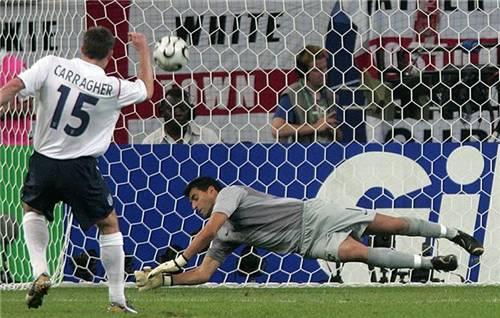 或许是受到了兰帕德和杰拉德连续罚丢点球的影响,紧张的卡拉格未等