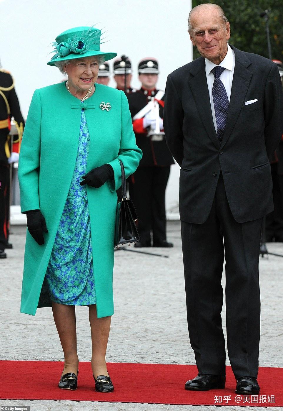 英国菲利普亲王穿裙子图片