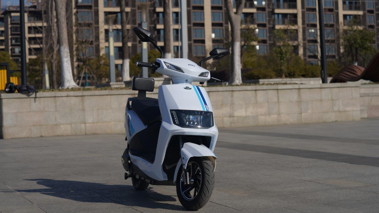 想买一辆劲大省电跑得远的电动车小刀怎么样