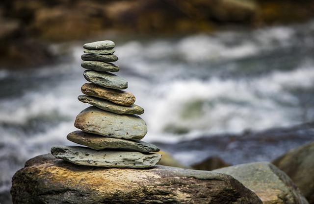 园林新玩法会说话的石头禅意十足的叠石