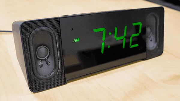 除了叫你起床,这个为懒人而生的闹钟还自带智能语音助手