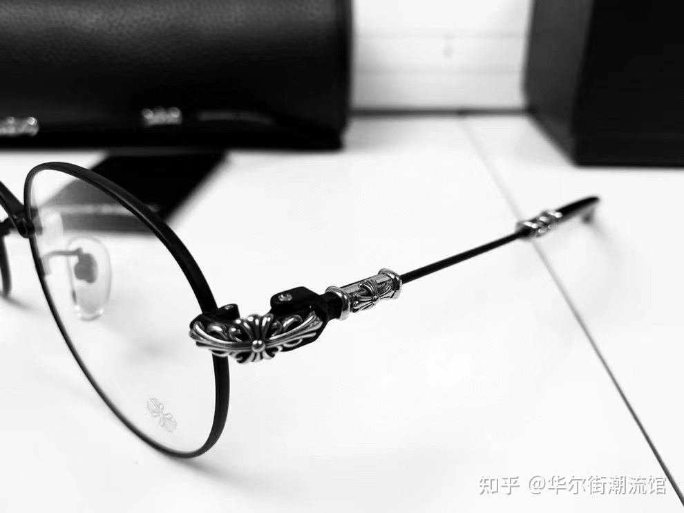 的克罗心,左右两侧以及中间的明显的宗教设计风格,灰色时代的宗教为了