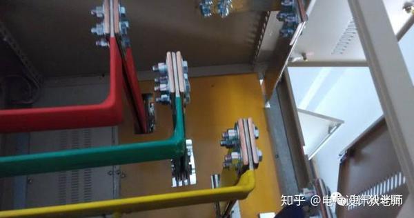 内蒙古电力集团锡林郭勒供电公司 修试办理处圆满完结滦西Ⅱ线C相电流互感器替换使命