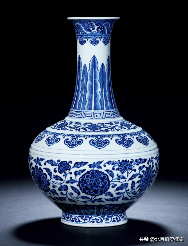 中国　古美術　花瓶　青花缠枝莲纹玉春壶　乾隆年製在銘 v2-