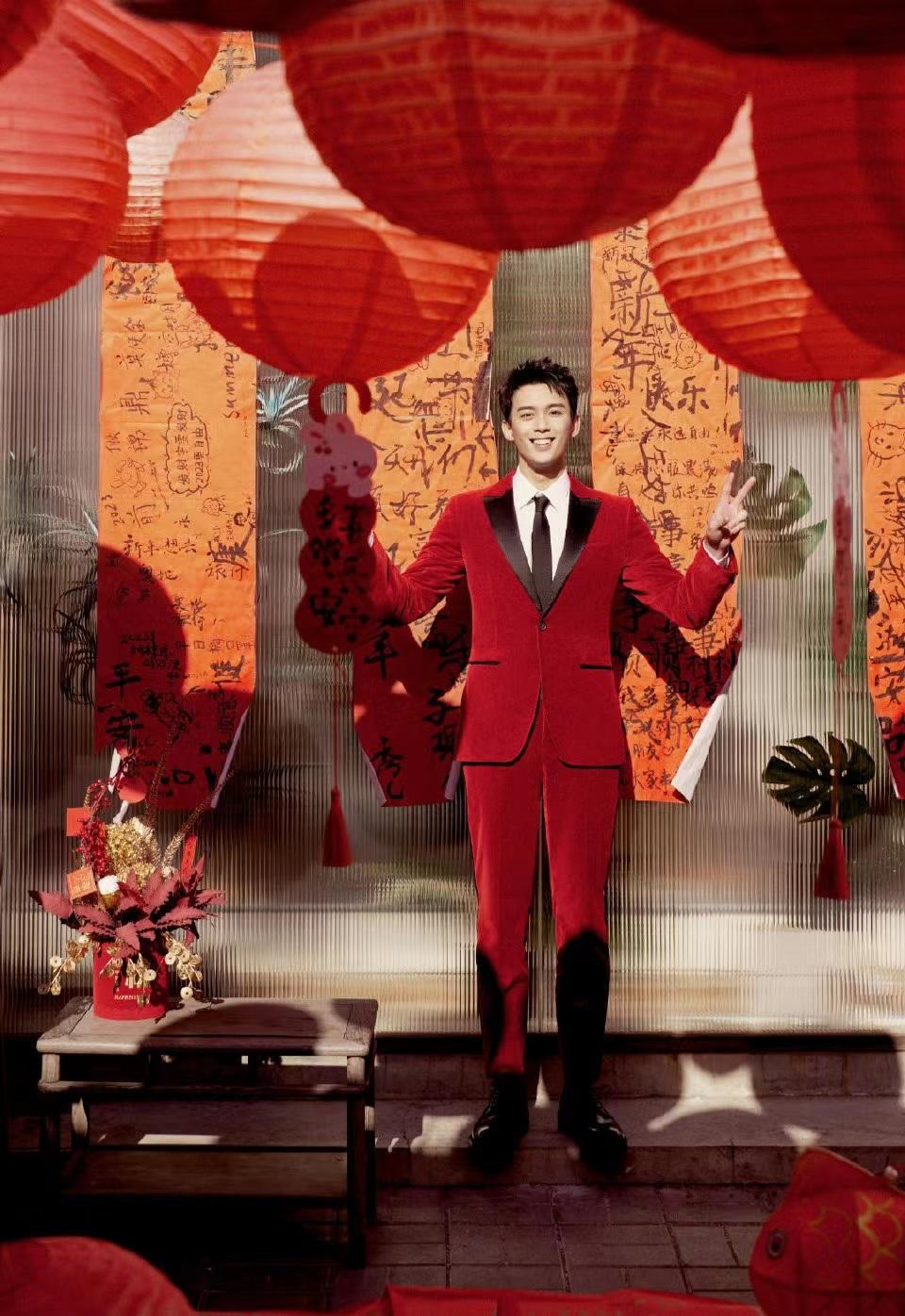 吴磊兔年春晚穿红色丝绒西装,精致又洋气,尽显春节氛围感 - 知乎