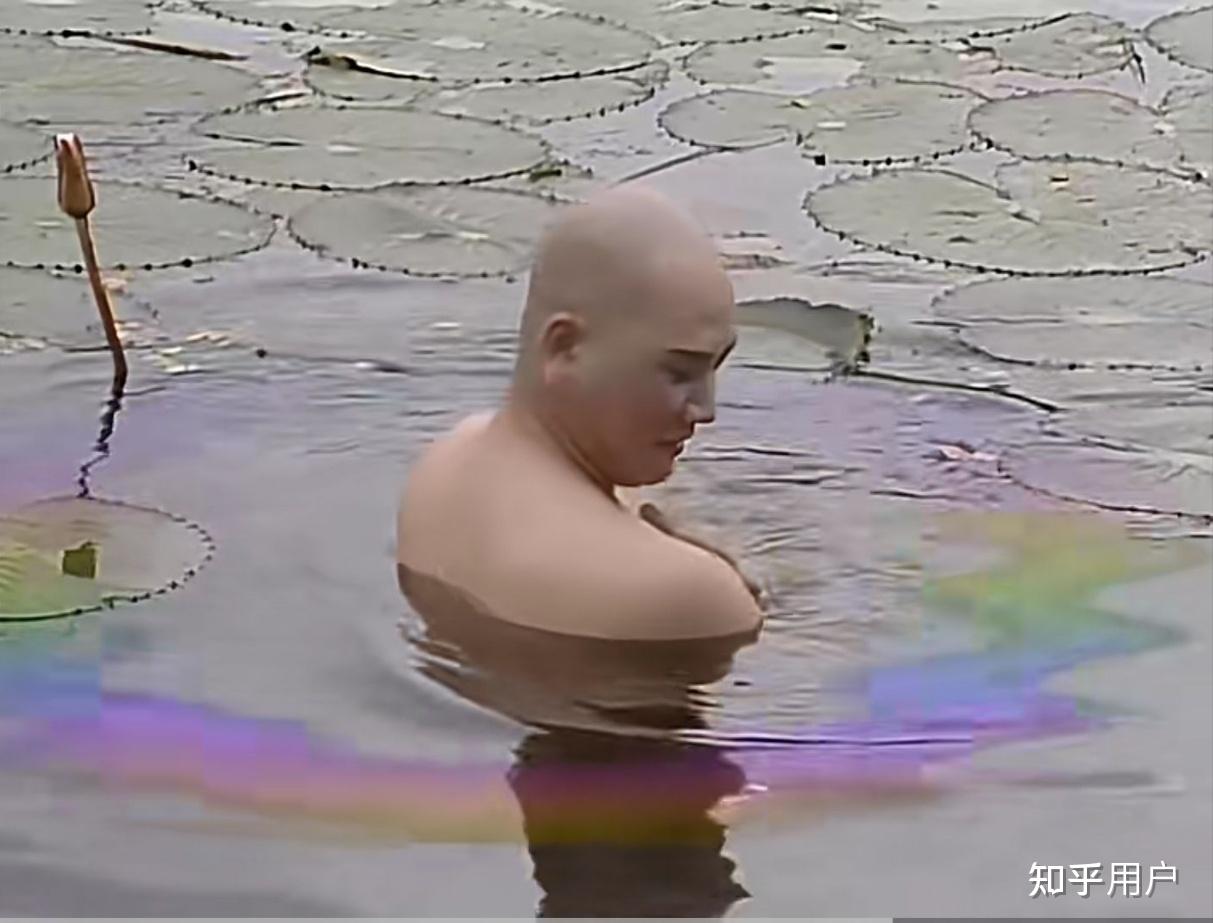 《西游记》中有一幕,唐僧洗澡为什么水面会有五颜六色的光? - 知乎