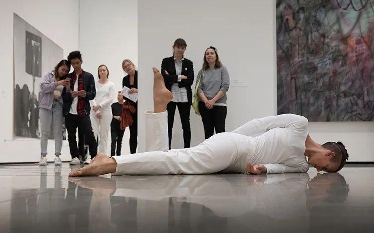 收藏行为艺术把烟雾留在口袋里