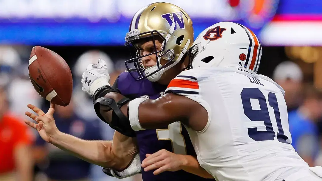 university几百天几个月的努力,每一位球员,教练都为了拿到橄榄球冠军