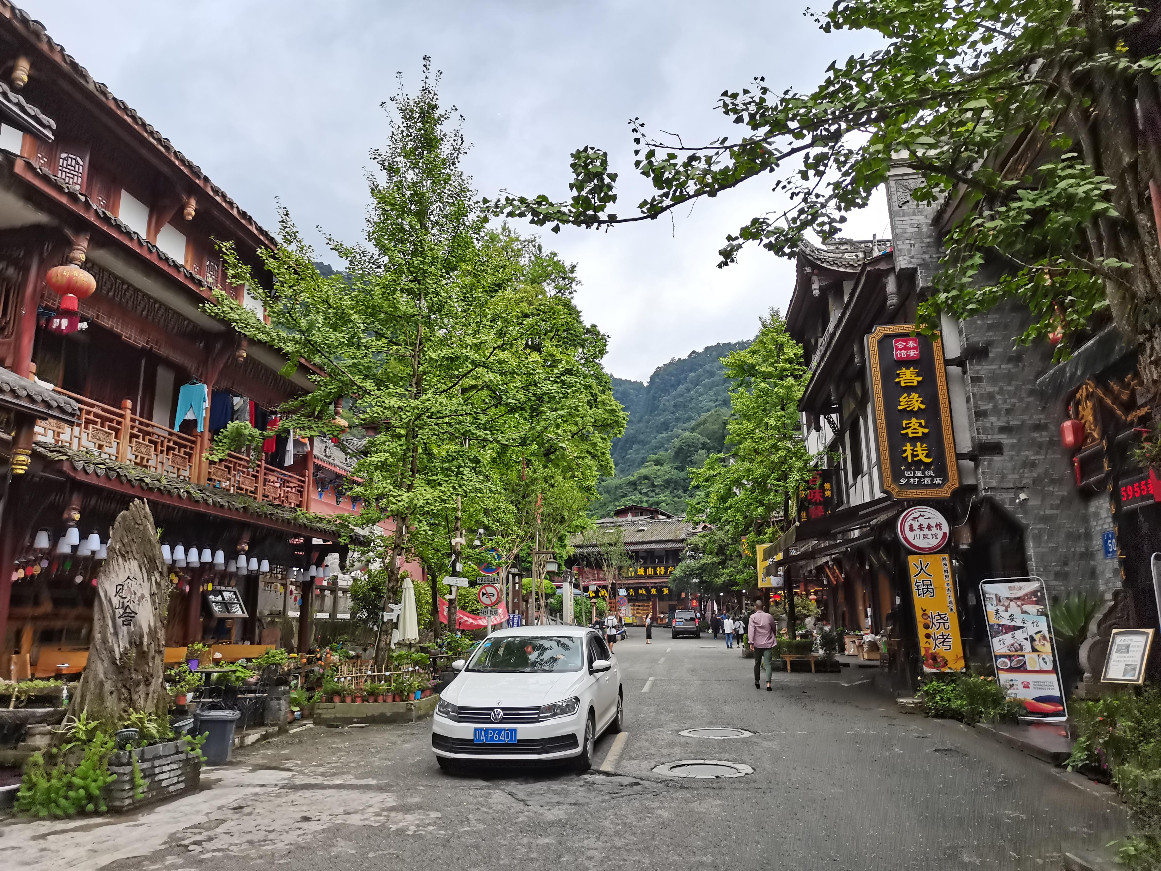 青城后山这个古镇宁静而舒适这里的人们过着世外桃源般的生活