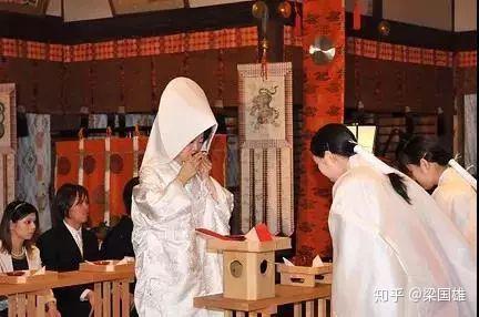 日本神前式婚礼 最好奇的便是新娘子身上的那一袭白衣 知乎