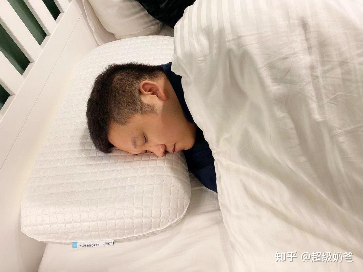 소파에 누워있는 남성은 자고있다 사진 무료 다운로드 - Lovepik