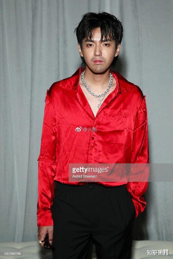 如何评价易烊千玺张艺谋新电影满江红拍摄现场,黑衣胡渣造型? - 知乎