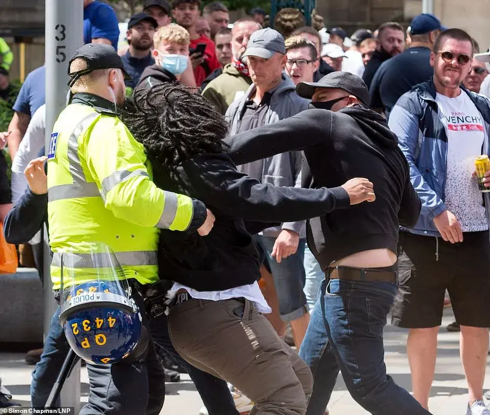 打起来了美国再现黑人命案英国抗议现场混乱互殴暴乱又要来一波