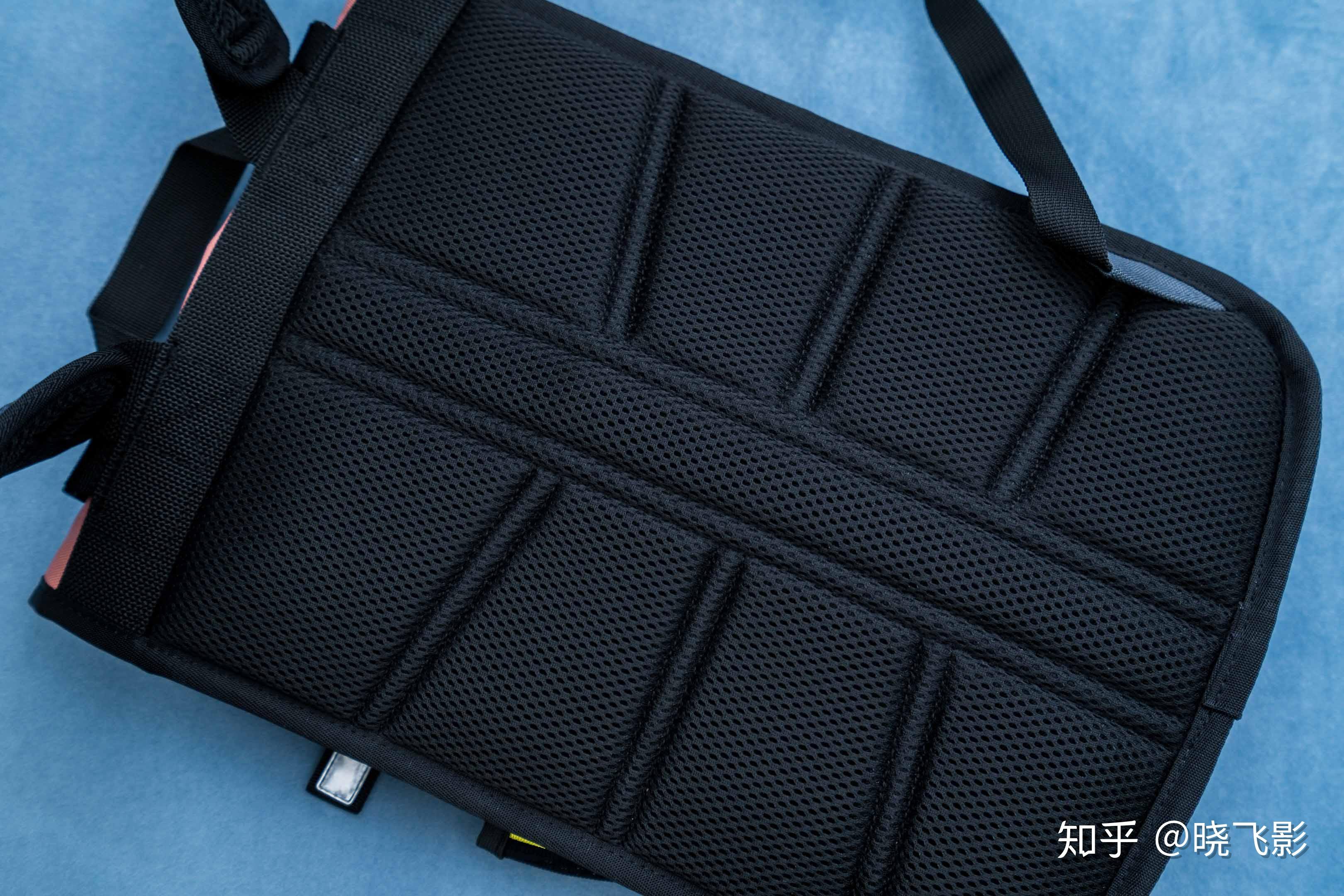 肩带还比较宽,背部有透气式背板设计,虽然谈不上什么背负系统和人体工