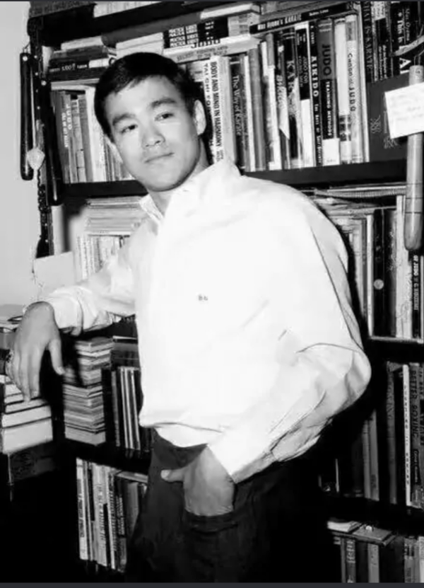 没错就是他了 bruce li    武打巨星李小龙 好帅有木有