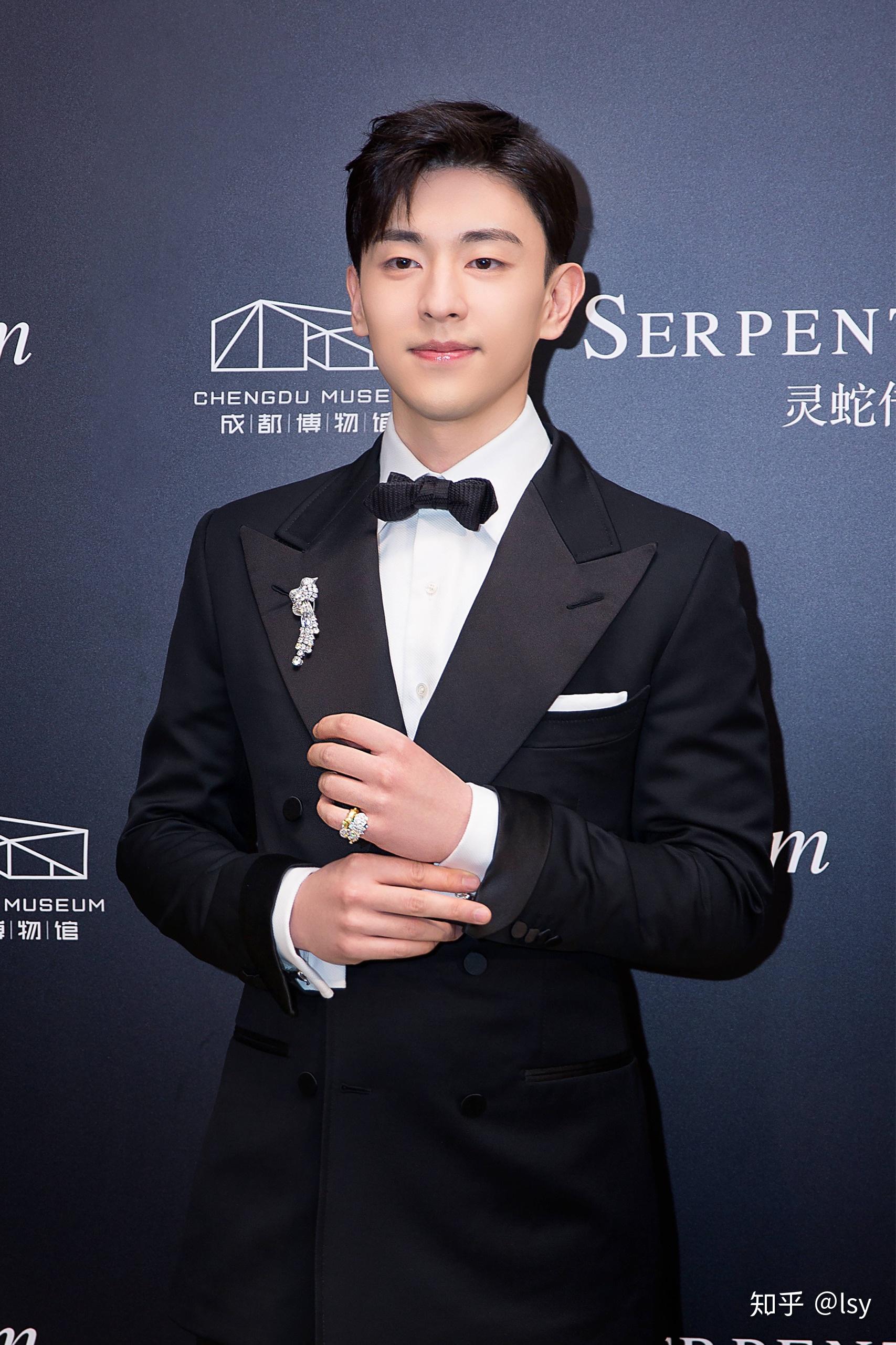 "邓伦风"盛行,你觉得邓伦的时尚表现力如何? - 知乎