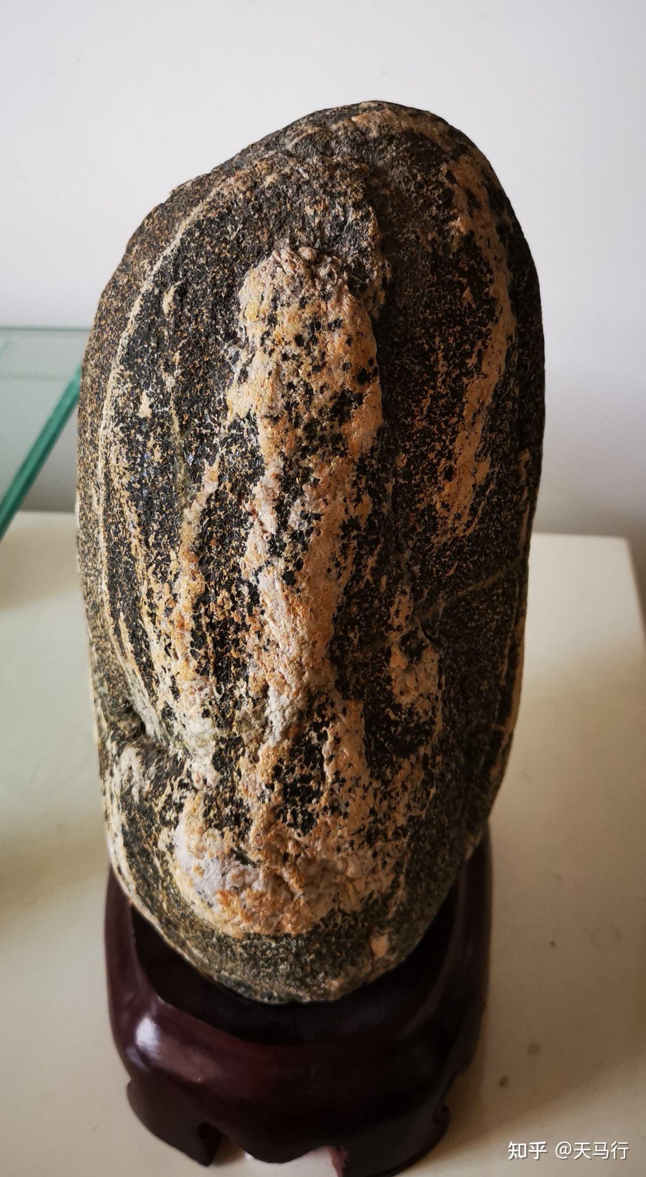 我收藏了一块鸡心形状的泰山石四面皆有图案大家看看值不值钱