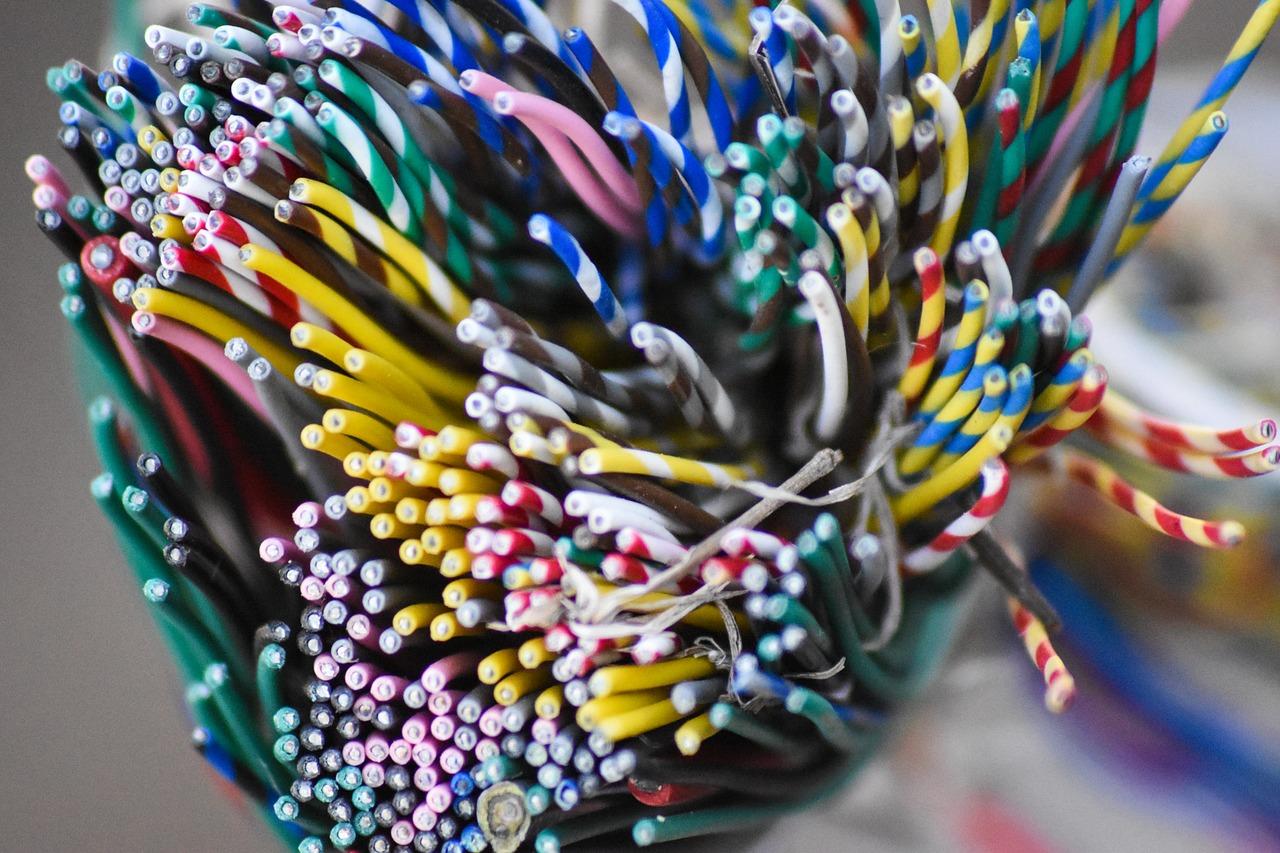 风儿轻拂发梢,仿佛在耳边低语着远方的问候。