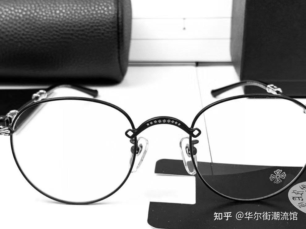 的克罗心,左右两侧以及中间的明显的宗教设计风格,灰色时代的宗教为了