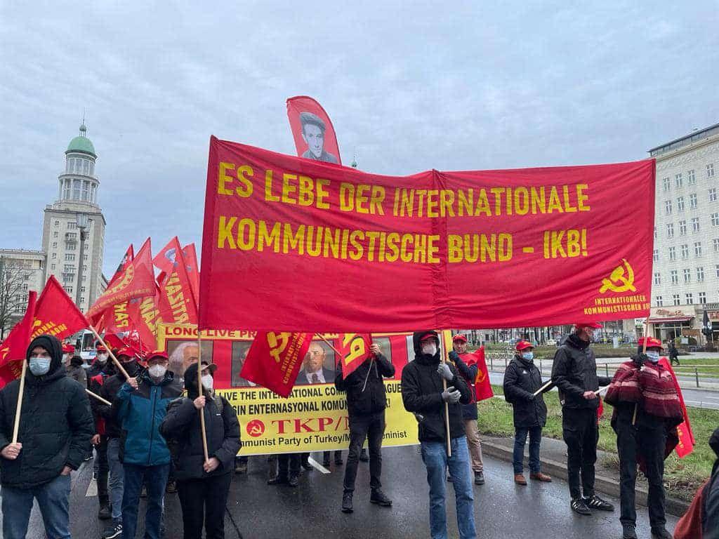 2023年柏林列宁—卢森堡—李卜克内西游行示威中的毛主义者队伍104 人