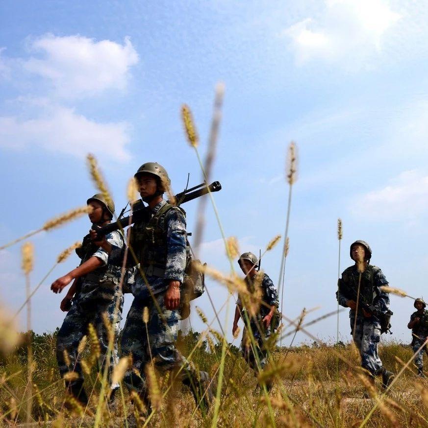 一路耕耘,一路收获 下面,我们一起来欣赏 空降兵军旅诗人牟春江的诗作