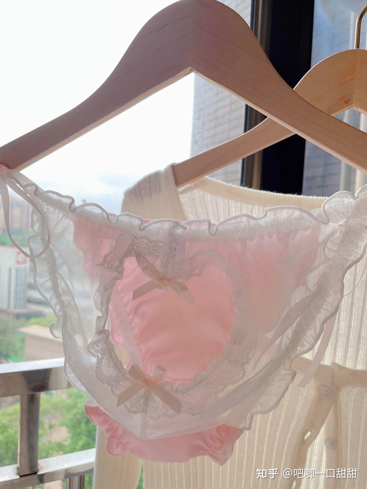 经常见女生穿这种有两根带子露在外面的内裤,它叫啥呢?