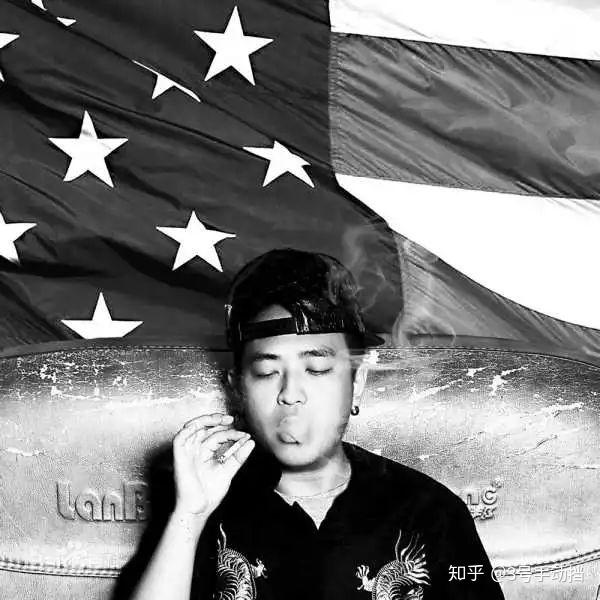 他是我隔壁班的同学,也是我当地的说唱歌手.