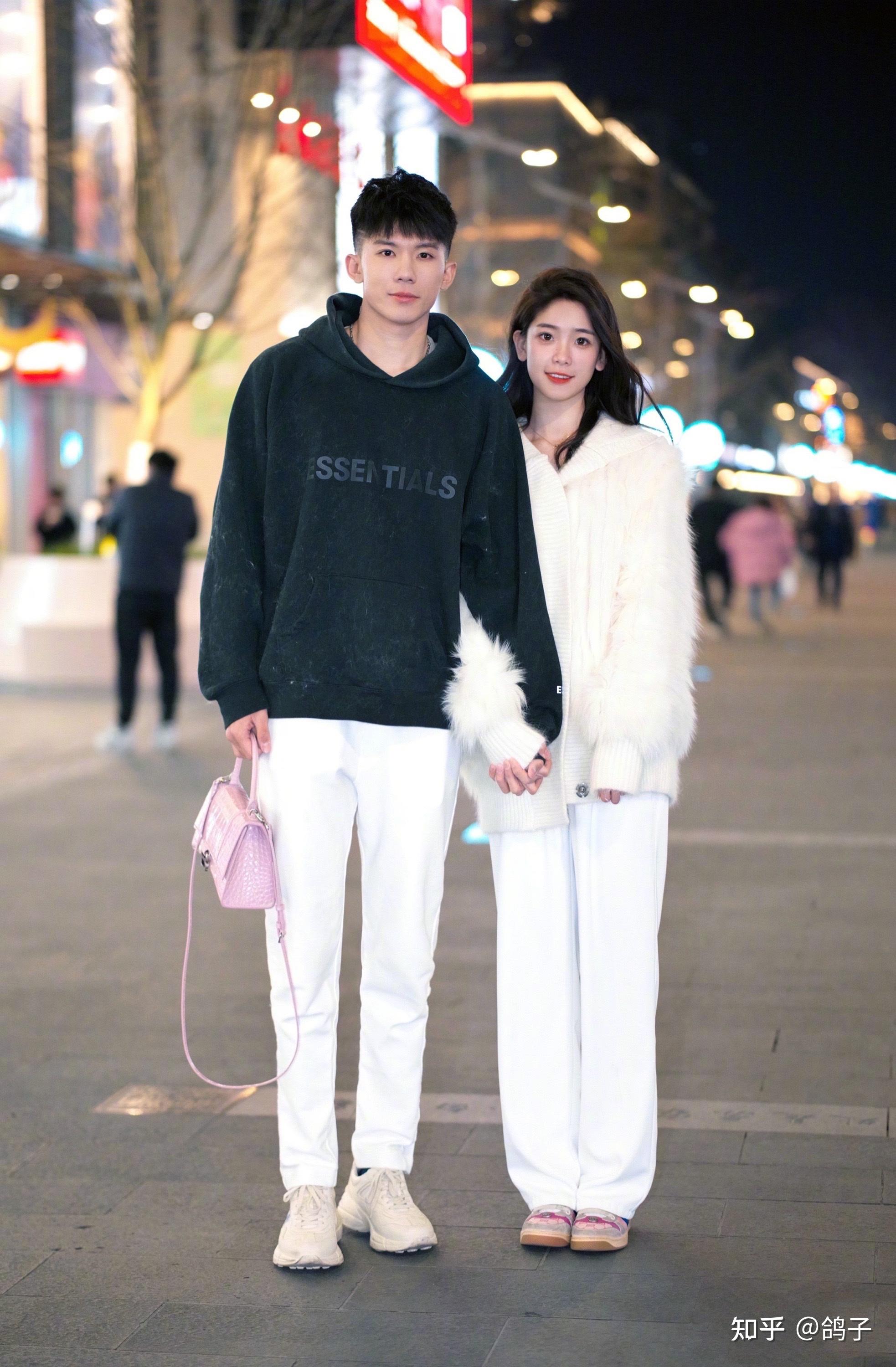 看街拍识包包12组巴黎世家hourglass沙漏包穿搭示范