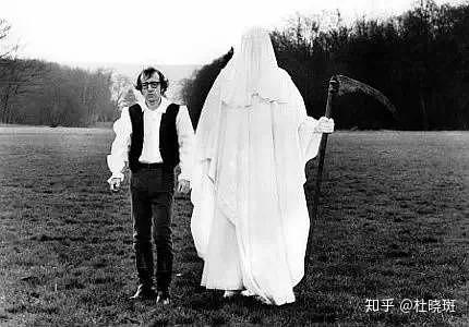 的故事让人们想起了希区柯克的惊悚片,德莱塞的《美国悲剧》以及伍迪