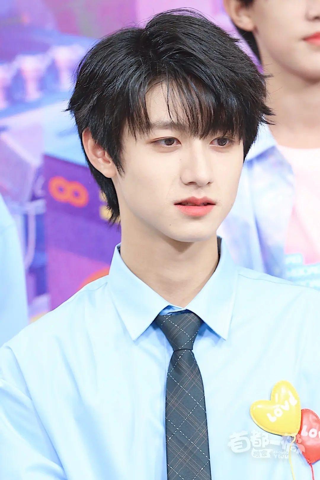 重庆七中的校草朱志鑫长得多好看