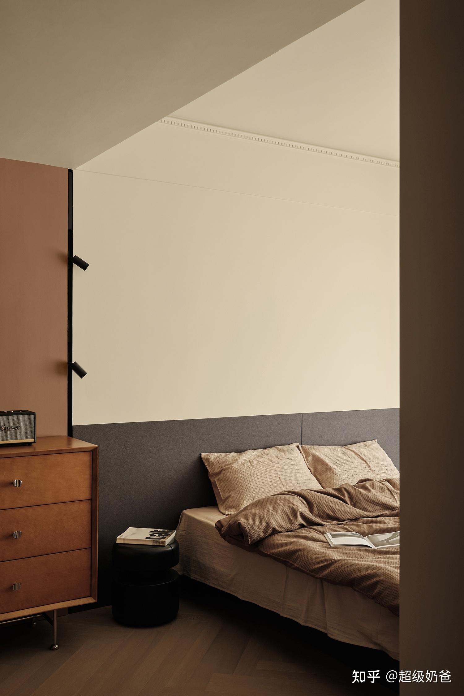 主卧以简洁舒适的感受为主,莫兰迪色系融入背景墙,与公区风格和谐统一