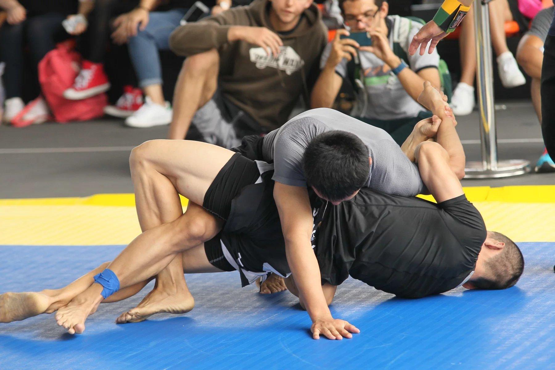 中午去吃东西的时候,左腿小腿肚子就有点抽筋了,决赛的时候真的是咬牙