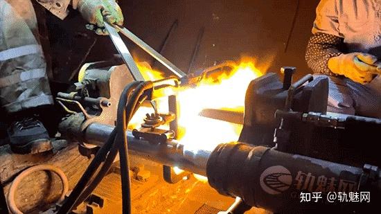 塑性气压焊接时,将钢轨两清洁端面紧密贴合,对贴面用气体火焰加热,待