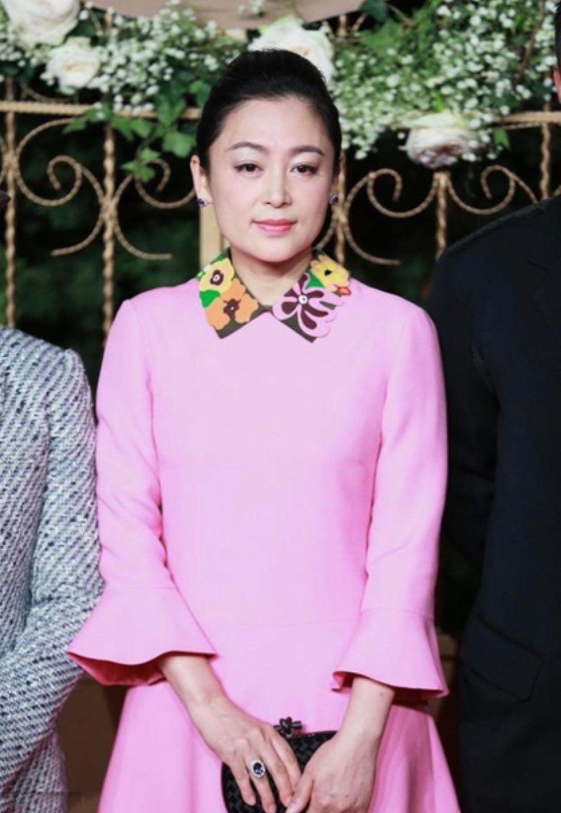 陈红老了也挺洋气穿粉色短裙好显嫩同框外甥陈赫不像隔辈人