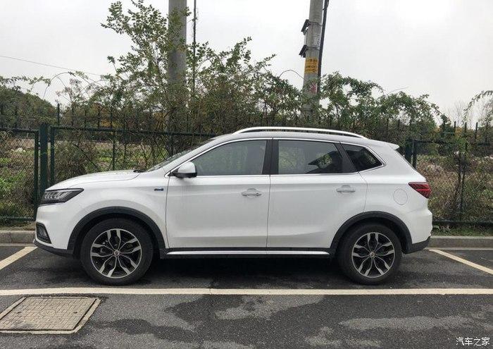 白色的荣威rx5属于我们的第一辆车