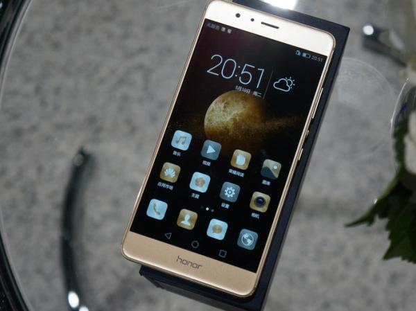 多色系加双摄更能玩转美拍:荣耀v8总结:vivo以柔光自拍走出了一条不一