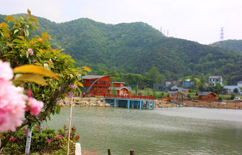 这条古道,曾经是山下的村民,翻山至渡口,去宁波,往上海,通天下的必经