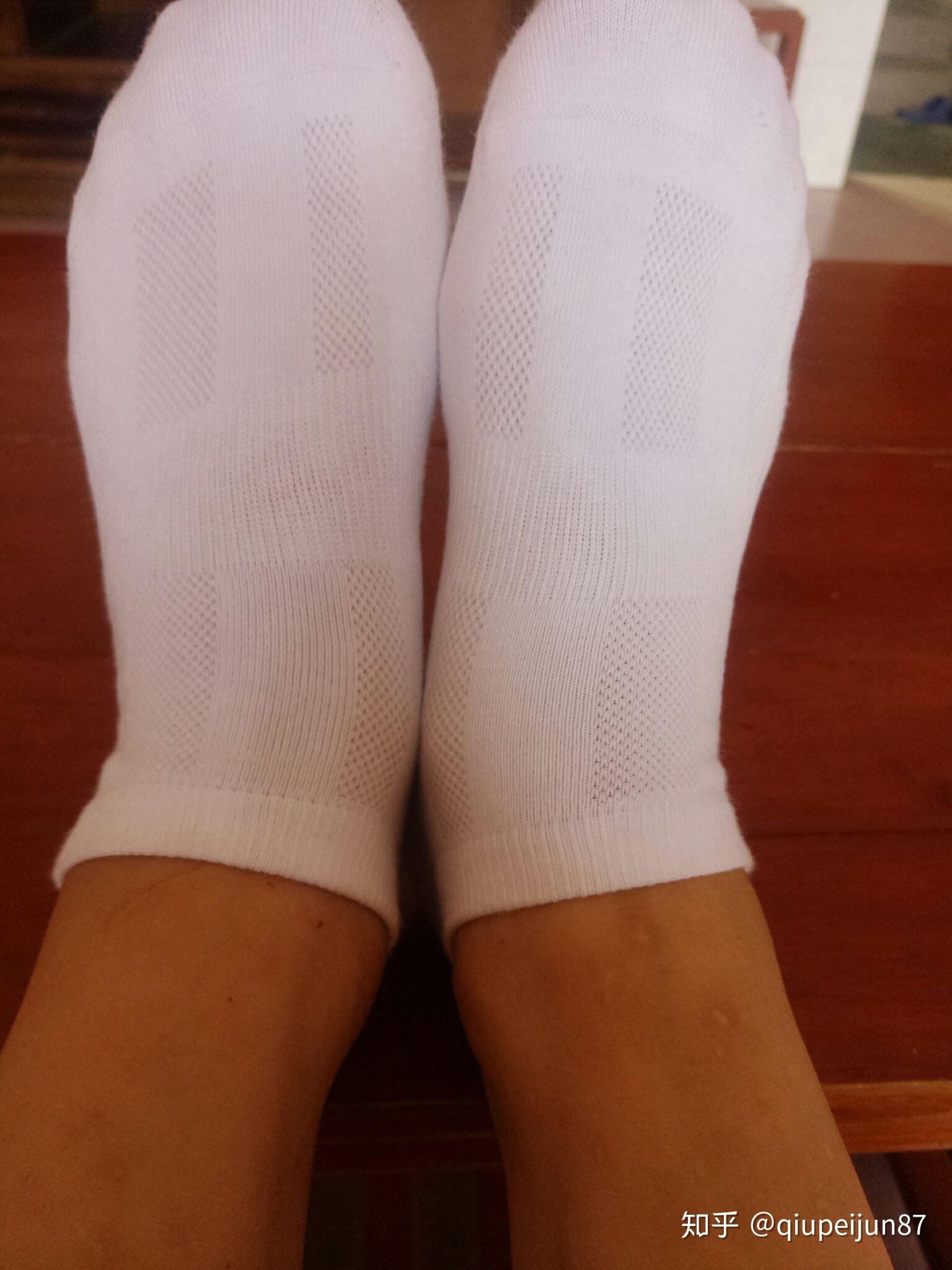 妹子们一个问题:如果一个女孩脚汗多,脚臭略重,那她还能穿白袜子吗?