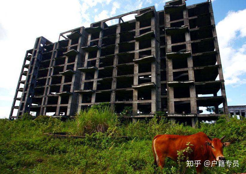 1993年下半年,海南楼市泡沫破裂,整个海南到处都是烂尾楼,大量银行