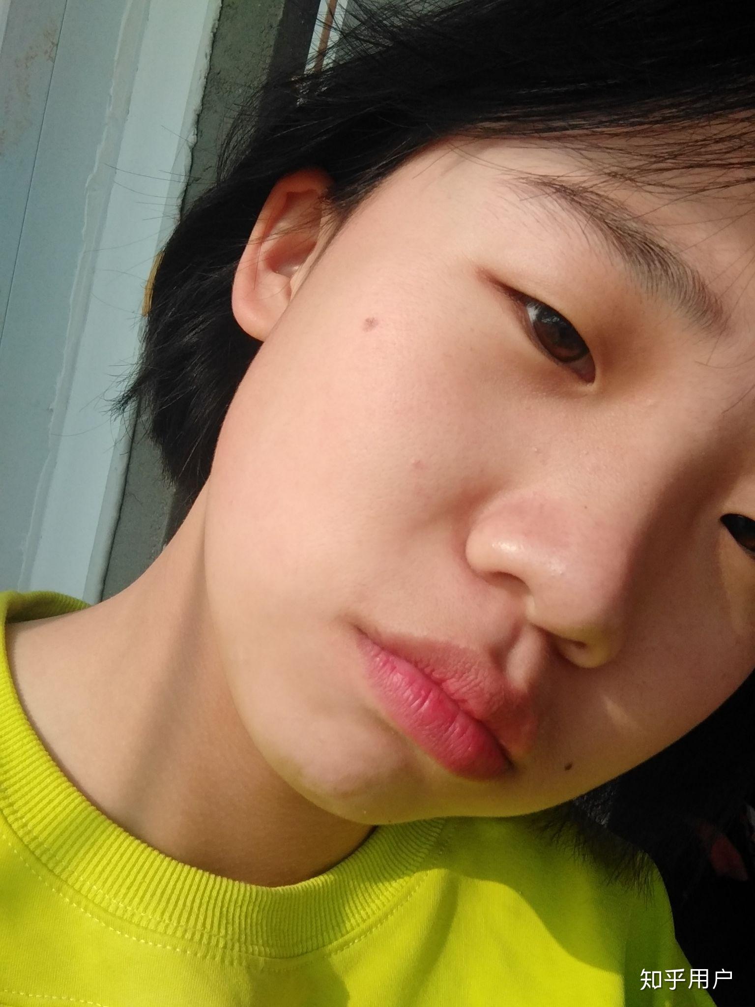 有没有那种单眼皮小眼睛塌鼻梁厚嘴唇但还挺好看的女生? - 知乎