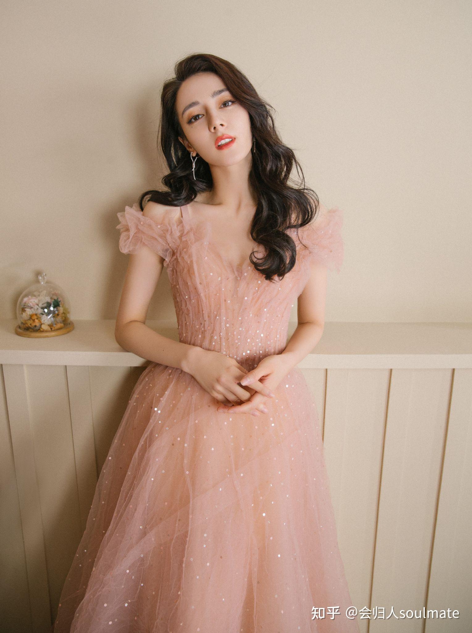 迪丽热巴的微博每条评论几乎都是100万这是怎么做到的女明星中只有她