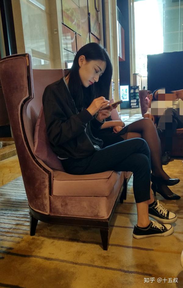 今天在某酒店大堂等人,坐在我对面的小姐姐