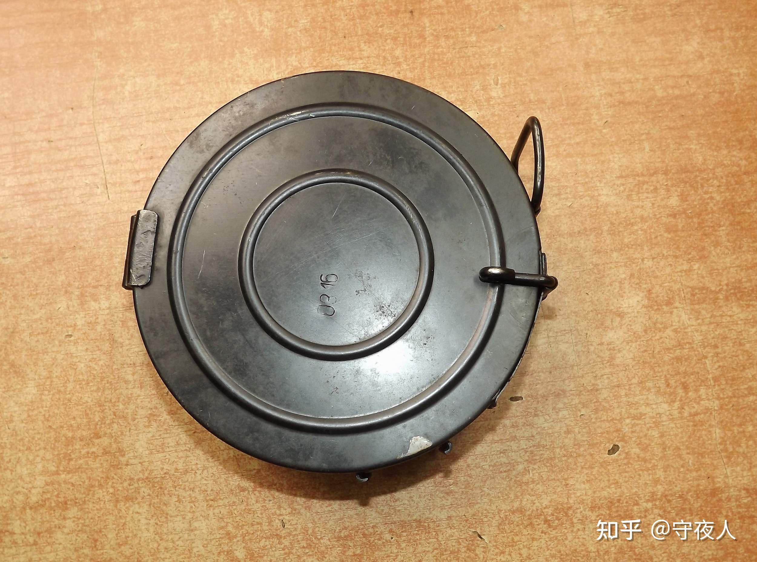 56式轻机枪的100发圆形弹链盒容易携带吗