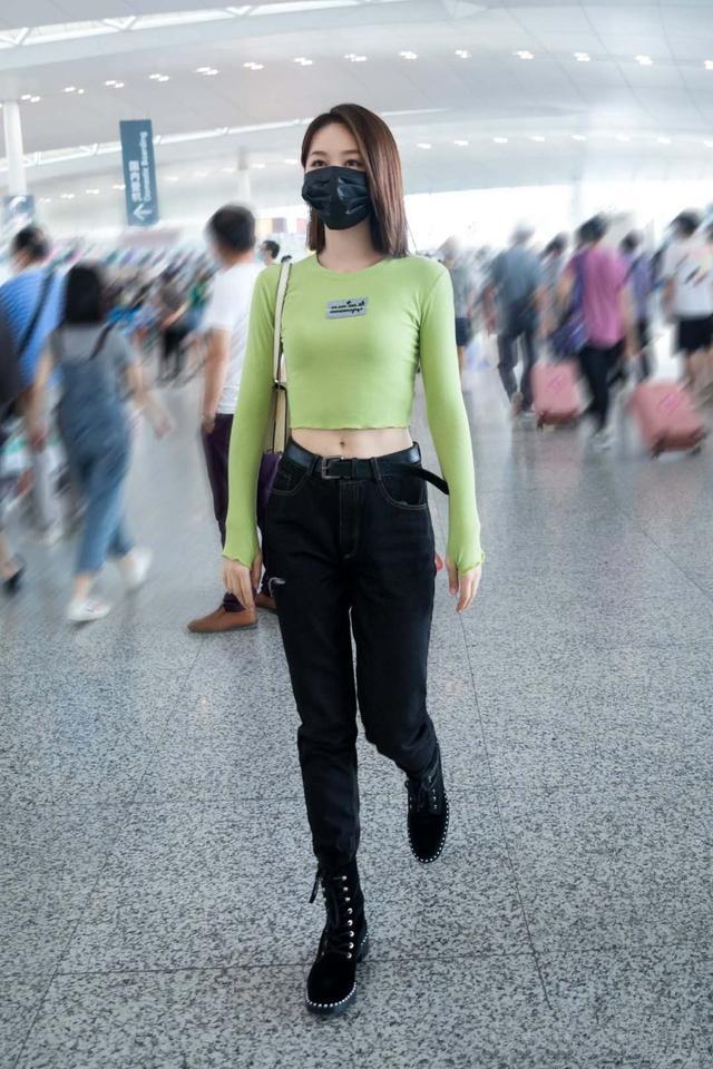 露脐装搭配工装裤,蚂蚁腰羡煞旁人